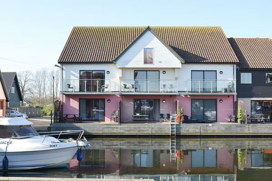 External photo of Kestrel Cottage on the river