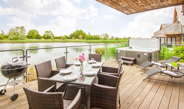 Cotswold Water Park Waters Edge Holiday Lodges With Hot Tub