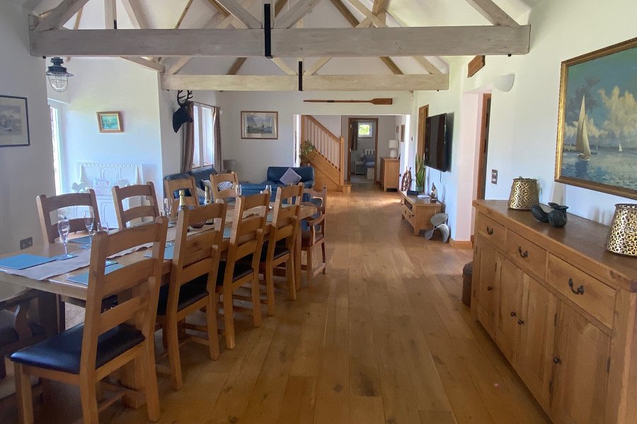 Broad View Dining Area