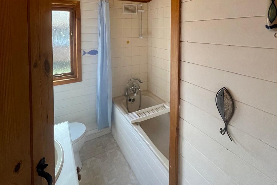 The Cosy Cabin Family Bathroom