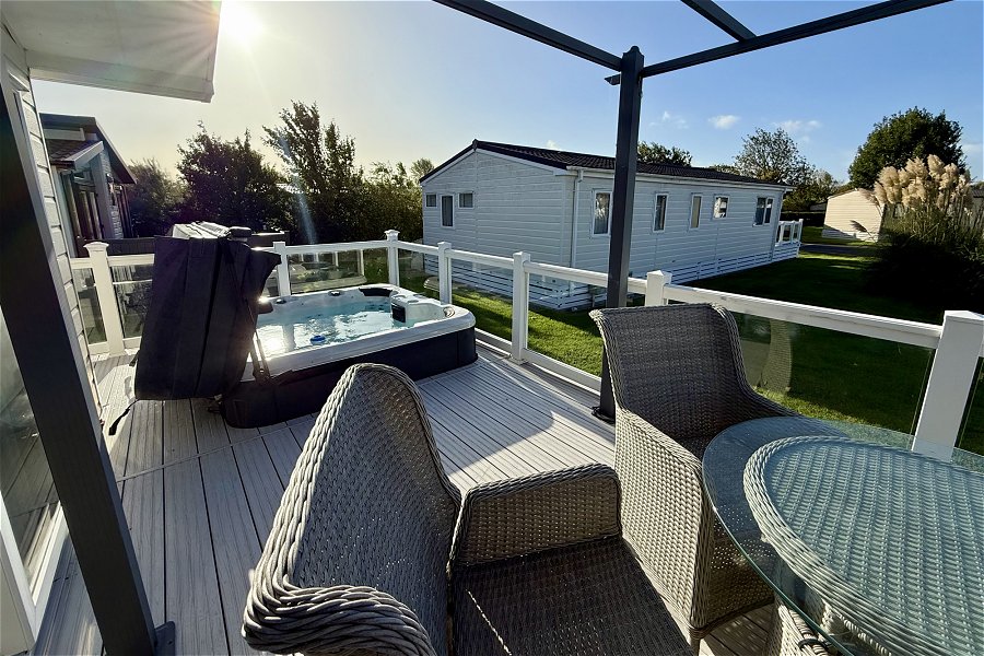 Poppy Meadow Lodge - holiday home in Cirencester