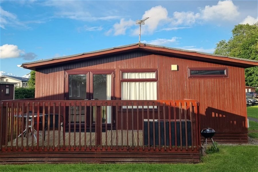 Magnolia Cabin - holiday home in Cirencester