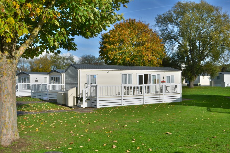 Sunflower Lodge - holiday home in Cirencester