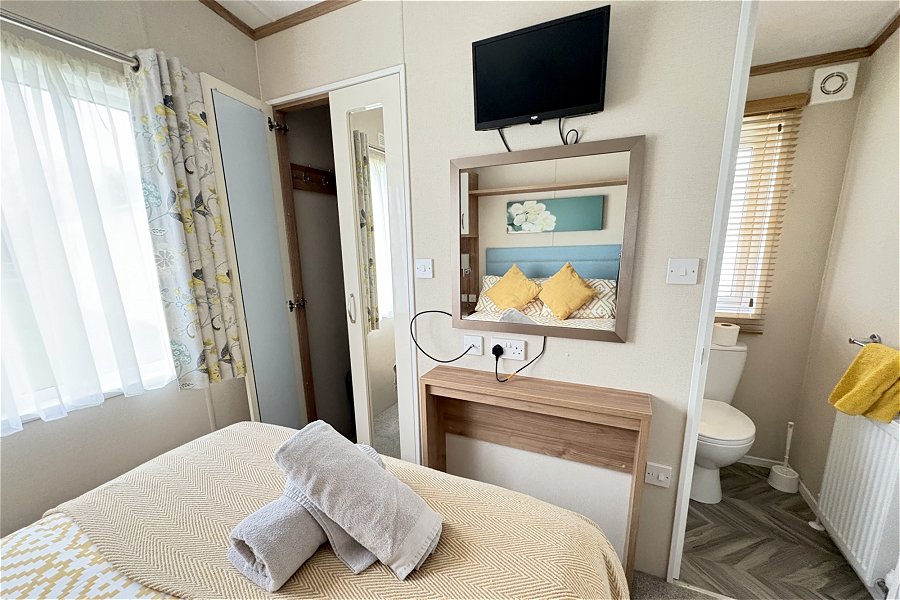 Lake Retreat Double Bedroom