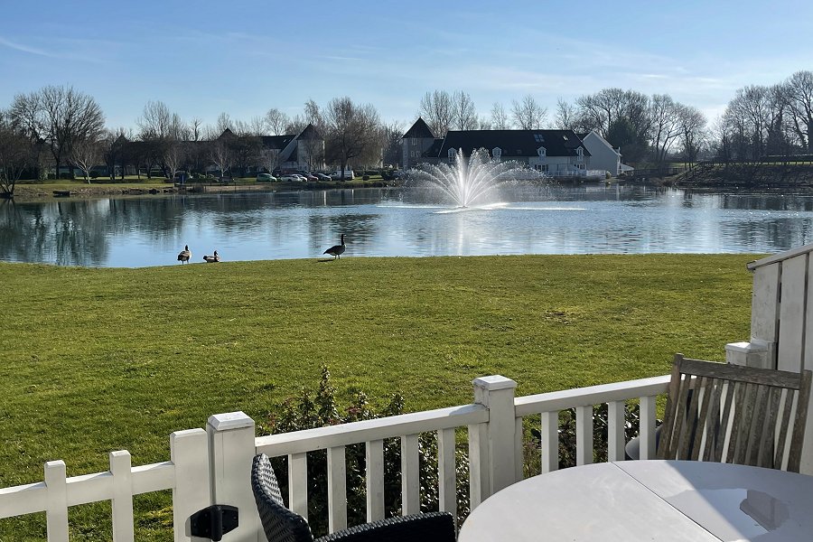 Lakescape Lodge - holiday home in Cirencester