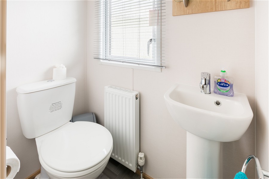 Lazy Lily Lodge Master Ensuite Bathroom