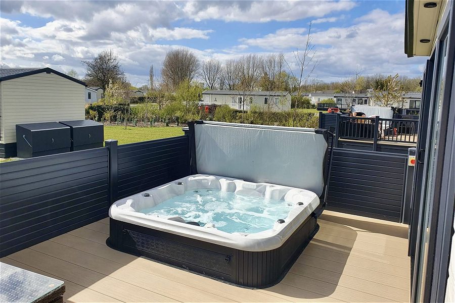 Lazy Lily Lodge - holiday property in the Cotswold Lakes