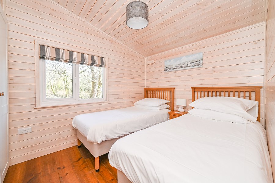 Bluebell Lodge Twin Bedroom