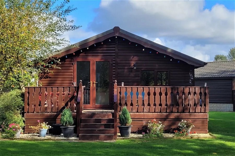 The Lodge on the Lake - holiday home in Cirencester