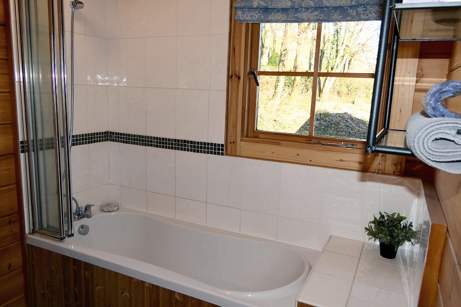 Willowbank Dragonfly Master Ensuite Bathroom