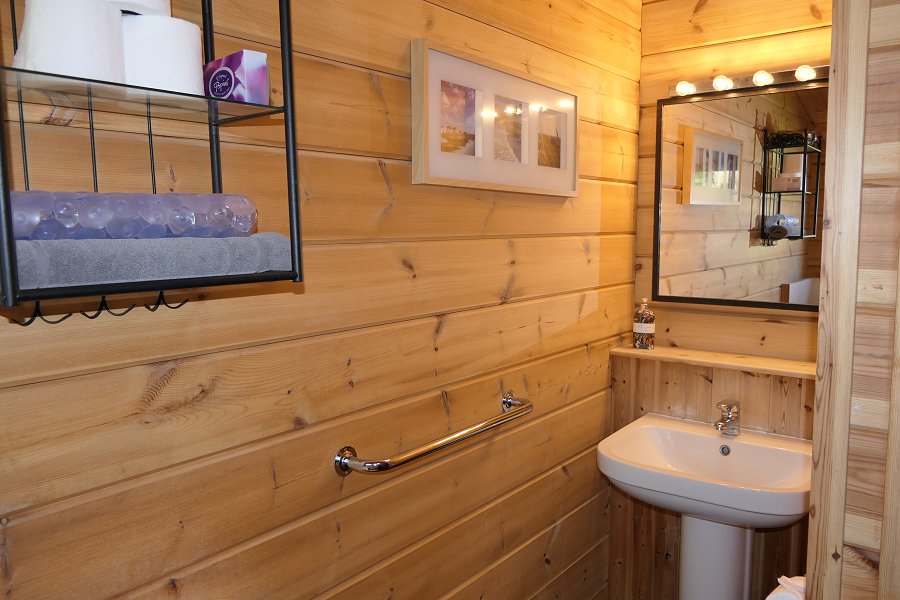 Willowbank Dragonfly Master Ensuite Bathroom