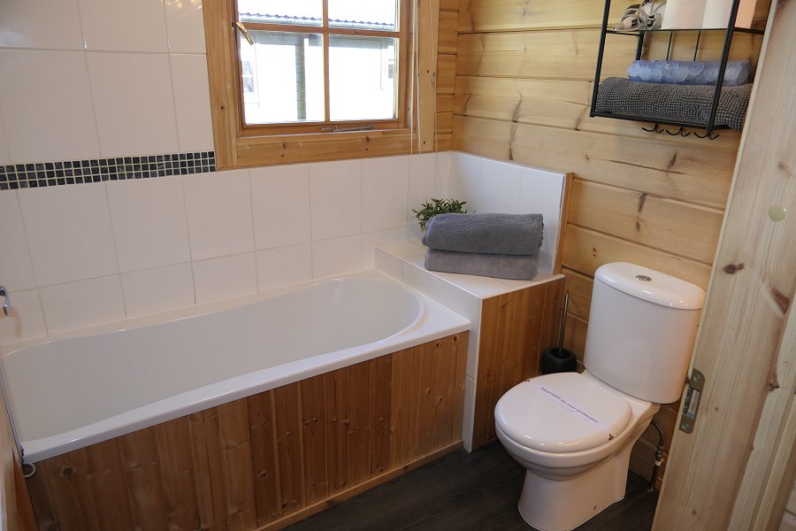 Willowbank Kingfisher Master Ensuite Bathroom