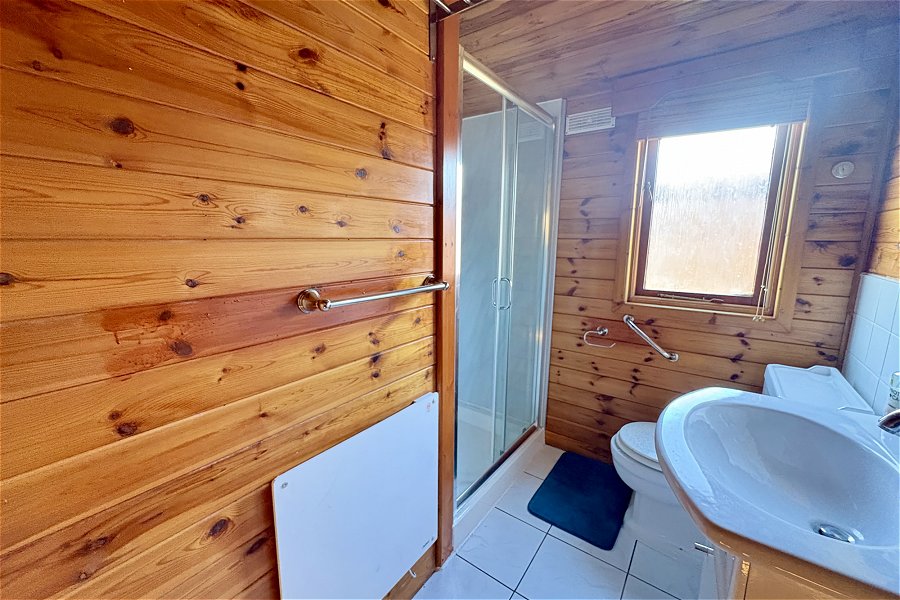 Wide Water Lodge Bathroom