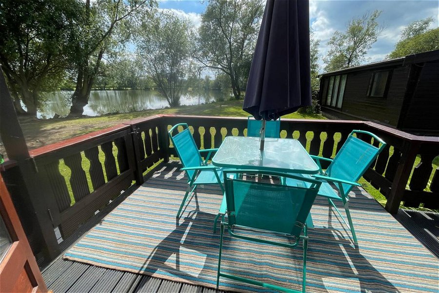 Wide Water Lodge - holiday home in Cirencester