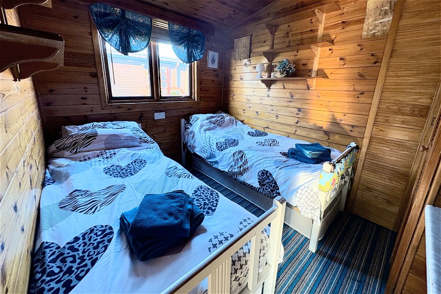 Wide Water Lodge Twin Bedroom